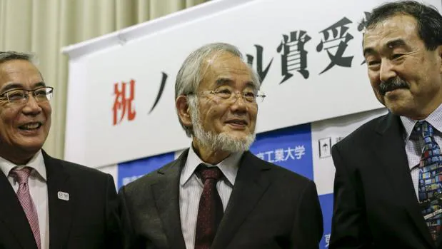 El científico japonés Yoshinori Ohsumi (c), premio Nobel de Medicina 2016 por el descubrimiento del mecanismo de la autofagia celular