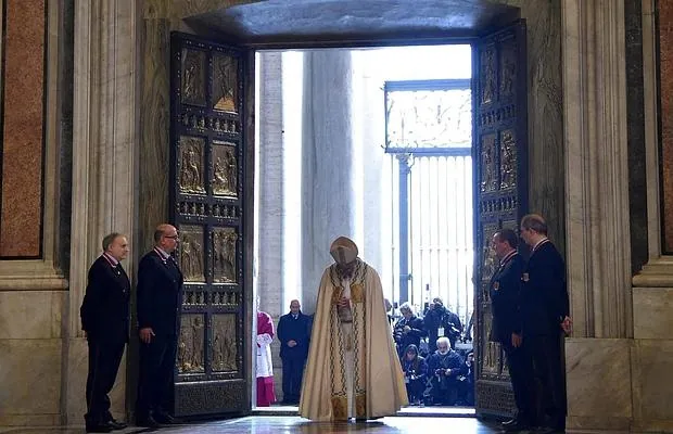 El Papa Francisco abre la Puerta Santa con motivo de la inauguración del Jubileo Extraordinario