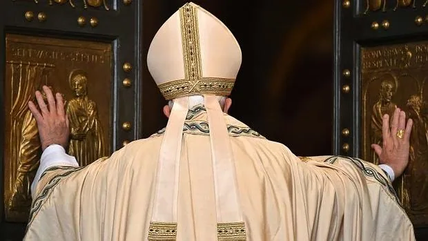 El Papa Francisco abrió ayer la puerta santa de la basílica de San Pedro para inaugurar el Jubileo de la Misericordia