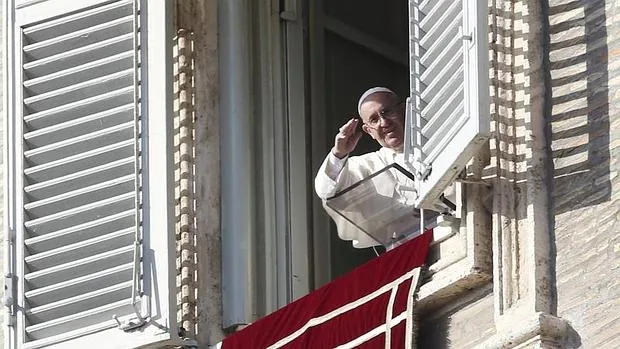 El Papa Francisco saluda a los peregrinos tras el rezo del Ángelus desde el Palacio Apostólico