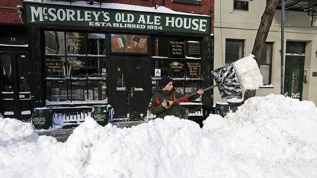 Nueva York, este domingo 24 de enero, lucha por deshacerse de la nieve que bloquea todas las entradas y accesos a viviendas y establecimientos