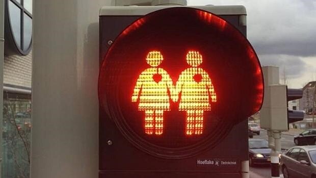 Un semáforo muestra a una pareja homosexual para favorecer la tolerancia y diversidad en Utrecht