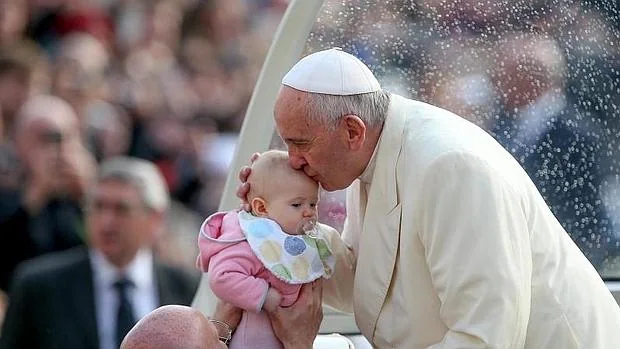 El Papa Francisco reconoce en «La alegría el amor» que «tampoco hemos hecho un buen acompañamiento de los nuevos matrimonios en sus primeros años,»