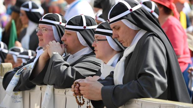 Monjas rezan a la espera de la misa para la canonización de María Elizabeth Hesselblad