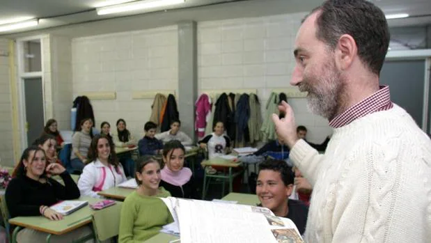 Un profesor imparte la clase de Religión en un instituto