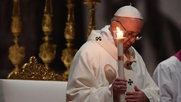 El papa Francisco oficia una misa en San Pedro en el Vaticano
