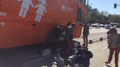 El autobús de Hazte Oír es recibido en Sevilla con empujones e insultos