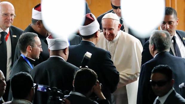 El Papa Francisco a su llegada a la Universidad de Al Azhar para participar en la - AFP