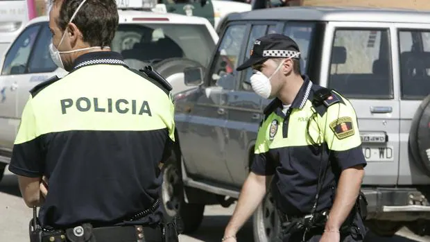 Efectivos policiales se protegen con mascarillas
