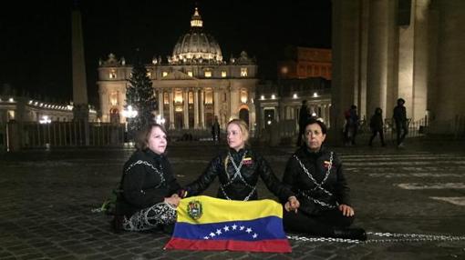 Tintori, junto a Mitzy Capriles, en la plaza de San Pedro del Vaticano