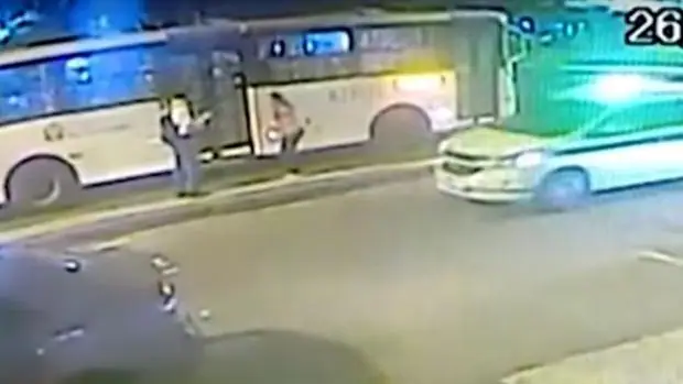 Un hombre empuja a su novia embarazada a la carretera para que la atropellara el bus