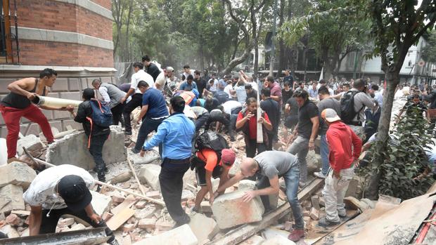 Al menos 58 muertos en un fuerte terremoto en México