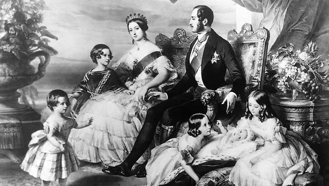 La reina Victoria -y su tiara-, el príncipe Alberto y algunos de sus hijos