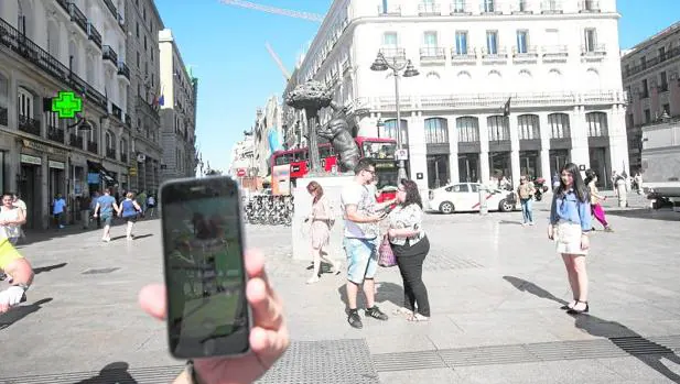Un usuario juega a Pokemon Go en Madrid