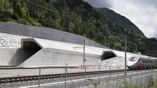 Vista de la entrada del nuevo túnel ferroviario de base de San Gotardo, ubicado en el sur de Suiza