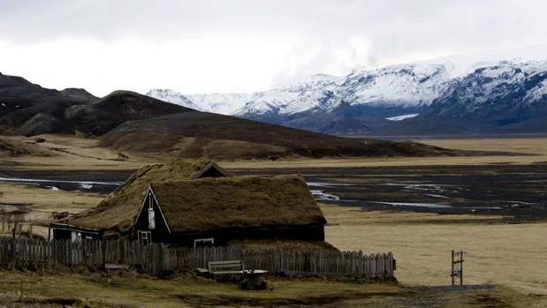 Paisaje de Islandia, con el glaciar Eyjafjallajoekull como telón de fondo