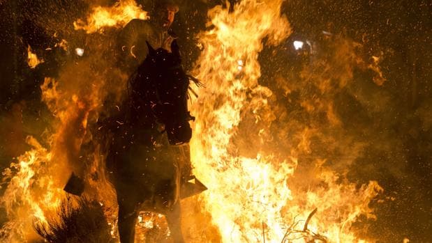 Resultado de imagen de Equinos saltan el fuego en Alosno por San Antonio Abad