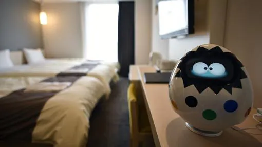 El robot-conserje «Tapia», fotografiado en una de las habitaciones del nuevo «Henn na Hotel Maihama Tokyo Bay»