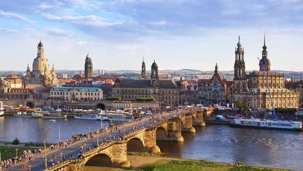 Vista panorámica del puente de Augusto y la Ciudad Vieja de Dresde