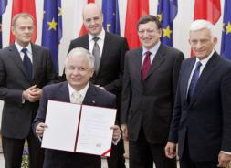 Kaczynski firma el Tratado de Lisboa y deja a Klaus como único obstáculo de las reformas