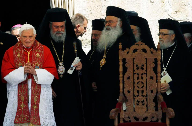 Con el Arzobispo Chrysostomos, en Pafos, junio de 2010. REUTERS