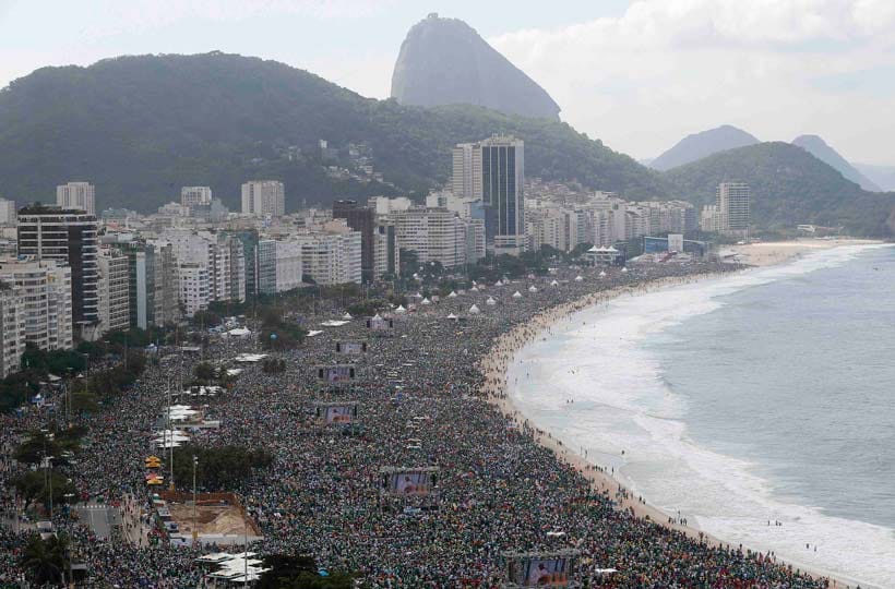 Misa en la  playa de Copacabana, Río de Janeiro, julio de 2013. REUTERS