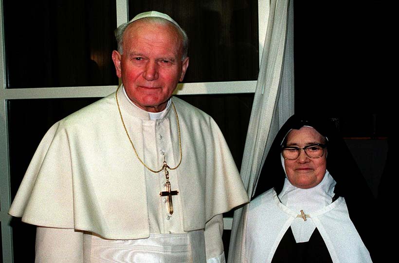 Con la niña de Fátima Sor Lucía, en 1991. EPA