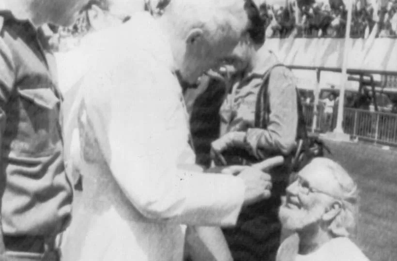 El Papa reprende a Ernesto Cardenal, líder de la Teología de la Liberación, en su viaje a Nicaragua en 1983