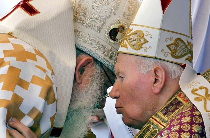 Saludo al cardenal Lubomyr Husar, en Lviv, Ucrania, en 2001. EPA
