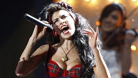 Amy Winehouse vuelve a los escenarios... sobria y en plena forma