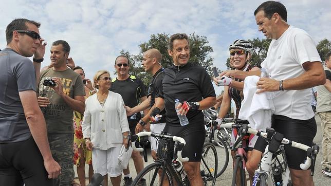 El presidente francs, en el centro, disfrut de unos das de vacaciones en la Riviera, en los que aprovech para practicar ciclismo