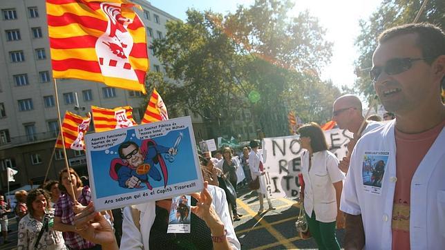 Personal sanitario se manifest ayer ante el Instituto Cataln de Salud en protesta por los recortes