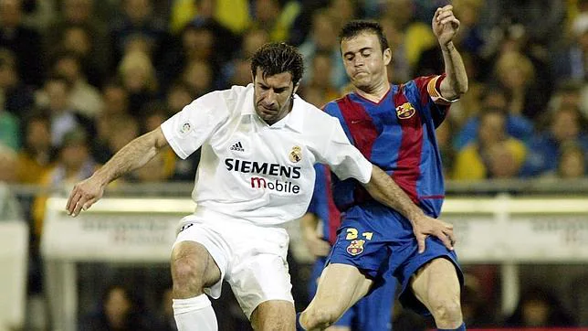 Figo y Luis Enrique disputan un balón en un Madrid-Barcelona.