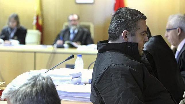 Sergio Gonzlez Moreno, ayer, justo antes de la primera jornada del juicio, en la Audiencia Provincial