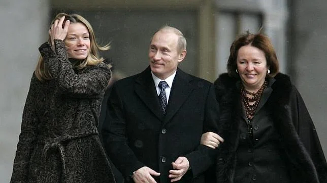 Putin, con su mujer y una de sus hijas