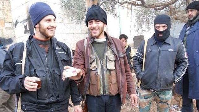 Combatientes del Ejrcito Sirio de Liberacin ensean sus viejos carns de la Seguridad Estatal para mostrar que no son terroristas
