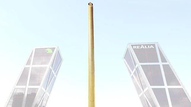El obelisco de Calatrava es en realidad una columna dorada, de 93 metros de altura, situada en la Plaza de Castilla