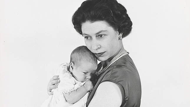 La Reina Isabel II con el Prncipe Andrs en 1960