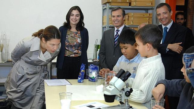 Luca Figar observa el experimento de unos nios en un colegio de la regin