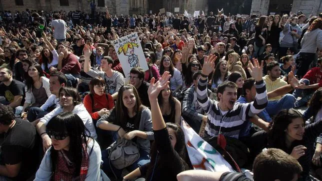 Centenares de estudiantes valencianos durante una protesta de la semana pasada por los recortes