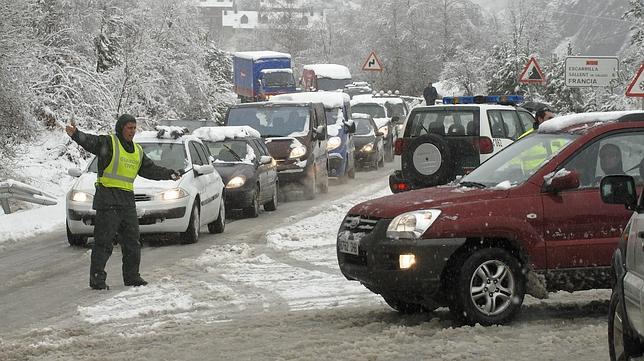 La nieve obliga a evacuar a decenas de turistas de un hotel del Pirineo aragonés