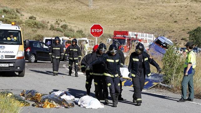 Nueve fallecidos y 22 heridos, tres de ellos muy graves, al volcar un autobús en Ávila
