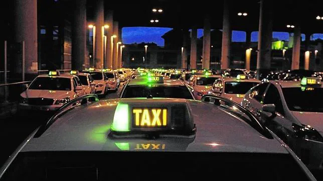 Las cinco claves de la «guerra» del taxi por la nueva tarifa fija a Barajas