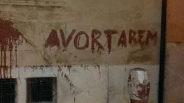 Las Brigadas Feministas escriben con sangre menstrual «Abortaremos» en la sede del Obispado de Mallorca