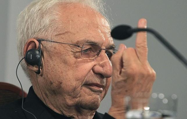 Gehry hace la peineta a los periodistas ante una pregunta incÃ³moda. Luego pidiÃ³ perdÃ³n