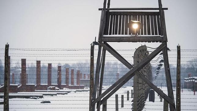 Una torre de vigilancia cercada por alambre de púas en Auschwitz-Birkenau