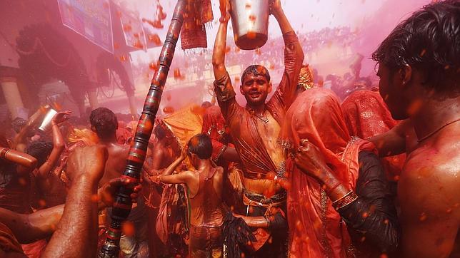 Baño de color en la ciudad india de Mathura