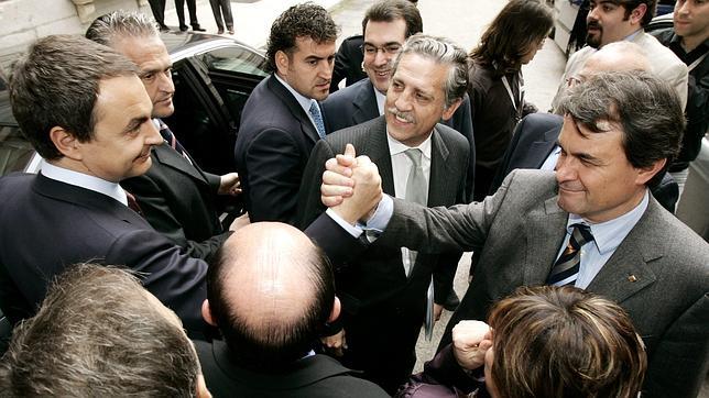 Le premier ministre espagnol Zapatero et Artur Mas après l’accord sur le statut d’autonomie