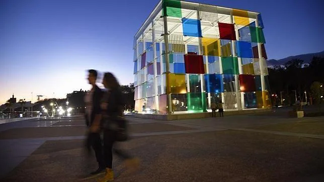 Una turista fotografía el nuevo Centro Pompidou en el muelle 1 del puerto de Málaga 