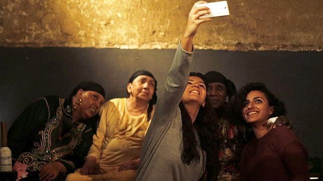 Un grupo de mujeres toma un selfie en El Cairo